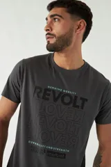 Remera gris de manga corta para hombre con estampado frontal de la marca Mistral y la palabra 'Revolt' repetida.