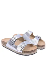 Sandalias negras con dos tiras anchas con hebillas ajustables, plantilla de corcho y suela plana con ribete de yute.