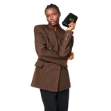 Bolso bandolera Marc Jacobs The Mini Shoulder Bag de cuero negro con cierre de solapa y broche metálico dorado con el logo de la marca. Incluye correa de cadena dorada y correa de tela con el logo de la marca. Se puede usar como bandolera, al hombro o como clutch.