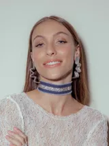 Aros colgantes con forma de cinta ondulada, color azul eléctrico, con apliques de strass.