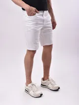 Bermuda de gabardina color blanco, corte recto y largo a la rodilla.