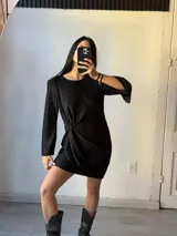Minivestido negro brillante con mangas largas y nudo en la cintura.