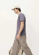 Camiseta blanca de manga corta con cuello redondo y logo pequeño estampado en el pecho.