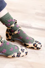 Bailarinas de tacón de 2,5 cm con estampado animal print y ribete en verde caza. Interior de piel y suela de cuero.