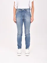 Pantalón jean de tiro alto, corte skinny y color celeste claro.