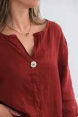 Blusa color ladrillo de lino, con escote en V y mangas 3/4.