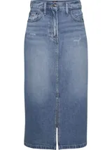 Falda larga de jean azul con abertura frontal, cinco bolsillos, cierre con botón y cremallera.