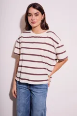 Remera de algodón color crudo con rayas horizontales marrones, corte oversize y mangas cortas.