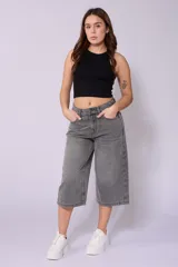 Bermuda de jean gris claro, corte ancho a la rodilla.