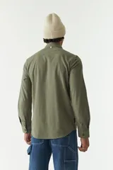 Camisa rústica lisa de manga larga, corte regular, color gris oscuro.