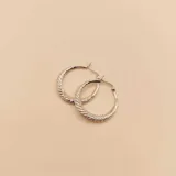 Par de aros tipo argolla de plata 925 con textura trenzada.