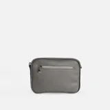 Bandolera clásica color beige, confeccionada en cuero natural, con diseño acolchado en forma de rombos. Posee correa de cadena entrelazada con cuero y cierre principal.