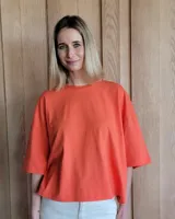 Remera color naranja de corte holgado y mangas cortas.
