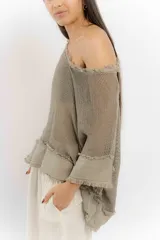Blusa blanca calada de hilo, corte crop y diseño canchero.