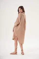 Vestido camisero blanco de lino, con cuello clásico, cierre frontal con botones y mangas 3/4 con trabillas.