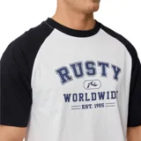 Remera blanca con mangas raglán negras y estampado frontal con el logo de Rusty en azul.
