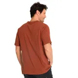 Remera color ladrillo de corte clásico con estampado de águila con texto en blanco.