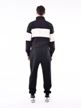 Pantalón de jogging gris oscuro con cintura elástica ajustable con cordón y puños ajustados.