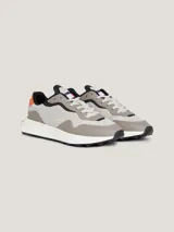 Zapatillas Tommy Jeans de estilo running, color gris con detalles en naranja y negro. Confeccionadas en piel y materiales reciclados.