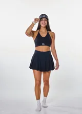 Conjunto deportivo negro compuesto por top con breteles finos y falda corta con volados.