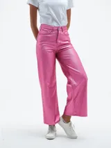Pantalón jean de tiro alto, corte recto y pierna ancha, color fucsia brillante.