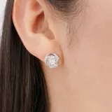 Aros plateados con forma de flor con incrustaciones de strass.
