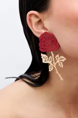 Caravanas de hierro con diseño de rosa, parte de la colección cápsula SYMPHORINE X VIC SARAVIA.