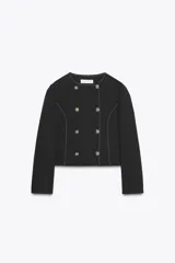 Blazer negro de cuello redondo y manga larga, con costuras a contraste y cierre frontal con botones metálicos dorados. Forro interior a tono.