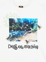Remera manga larga blanca con estampa en el frente y en las mangas.