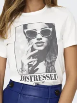 Camiseta blanca de algodón con estampa de una mujer con gafas de sol y texto "Spoiled but DISTRESSED since '97".