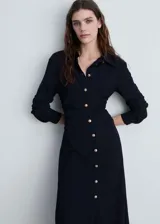 Vestido midi camisero color azul marino, con botones dorados en el frente, mangas largas con puños abotonados, corte entallado y falda evasé.