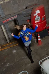 Sweater de lana tejido y bordado a mano con diseño de tucanes, de calce holgado, cuello a la base y puños ajustados.