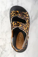 Sandalia 100% cuero con estampado animal print, ajuste con velcro y suela resistente.