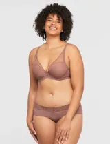 Panty corte hipster de lycra blanca con estampado floral y borde de encaje.