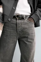 Pantalón de jean celeste de corte recto, con cinco bolsillos, efecto lavado y cierre frontal con botones.