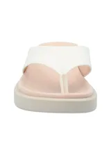 Sandalia tipo ojota color beige con plataforma y tira ancha blanca.