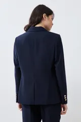 Blazer negro de corte clásico con solapas de muesca, cierre frontal con un botón y bolsillos con solapa.