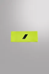 Cinta deportiva elástica para la cabeza color amarillo flúor con logo oblicuo negro y texto "26 1 18 1".