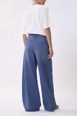 Pantalón de jean azul de corte ancho.
