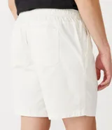 Bermuda celeste de sarga con cintura elástica ajustable con cordón, bolsillos laterales y traseros, y etiqueta con logo en la parte inferior.
