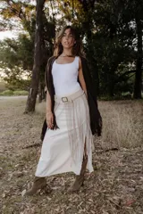 Ruana color chocolate de lana merino, con flecos en el borde inferior.