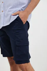 Bermuda cargo azul marino con seis bolsillos, corte a la rodilla.