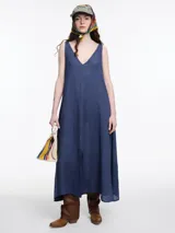 Vestido largo azul de lino 100% con escote en V y tajo delantero. El diseño incluye una costura central con bordado tipo pespunte en color contraste.