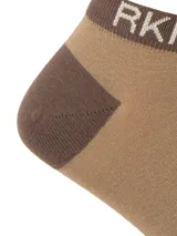 Calcetines cortos color marrón claro con talón y puntera en marrón oscuro. Banda superior marrón oscuro con letras RKF en blanco.
