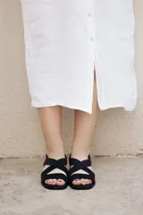 Sandalia roja con tiras cruzadas de neopreno, plantilla de cuero y taco bajo de madera.