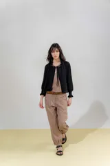 Saco tejido color negro con detalle en escote y puños a dos tonos, corte acampanado y detalle en la espalda con cambio de punto y color.