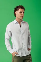 Camisa celeste de manga larga con cuello clásico y corte slim.