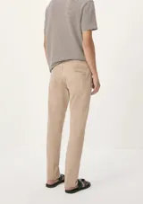 Pantalón de gabardina color beige, de corte recto y tiro medio.