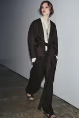 Kimono marrón con cuello redondo, manga larga y cinturón ajustable con lazadas. Confeccionado en hilatura de algodón y forro interior.