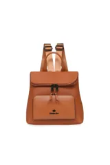 Mochila color marrón de cuero sintético con bolsillo frontal con cierre y logo de la marca.